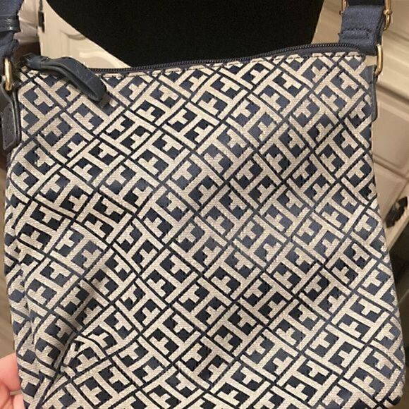 Tommy Hilfiger crossbody     - Picture 8 of 10